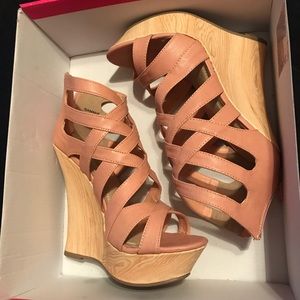 ShoeDazzle Sammie wedges size 6
